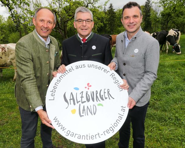 Sie haben vergangene Woche das neue "SalzburgerLand-Herkunfts-Zertifikat" gemeinsam aus der Taufe gehoben: Leo Bauernberger (Geschäftsführer der SalzburgerLand Tourismus GmbH), LR Josef Schwaiger (Obmann des Salzburger Agrar Marketing) und Rupert Quehenberger (Präsident der Landwirtschaftskammer Salzburg). © www.neumayr.cc Sie haben vergangene Woche das neue "SalzburgerLand-Herkunfts-Zertifikat" gemeinsam aus der Taufe gehoben: Leo Bauernberger (Geschäftsführer der SalzburgerLand Tourismus GmbH), LR Josef Schwaiger (Obmann des Salzburger Agrar Marketing) und Rupert Quehenberger (Präsident der Landwirtschaftskammer Salzburg). © www.neumayr.cc