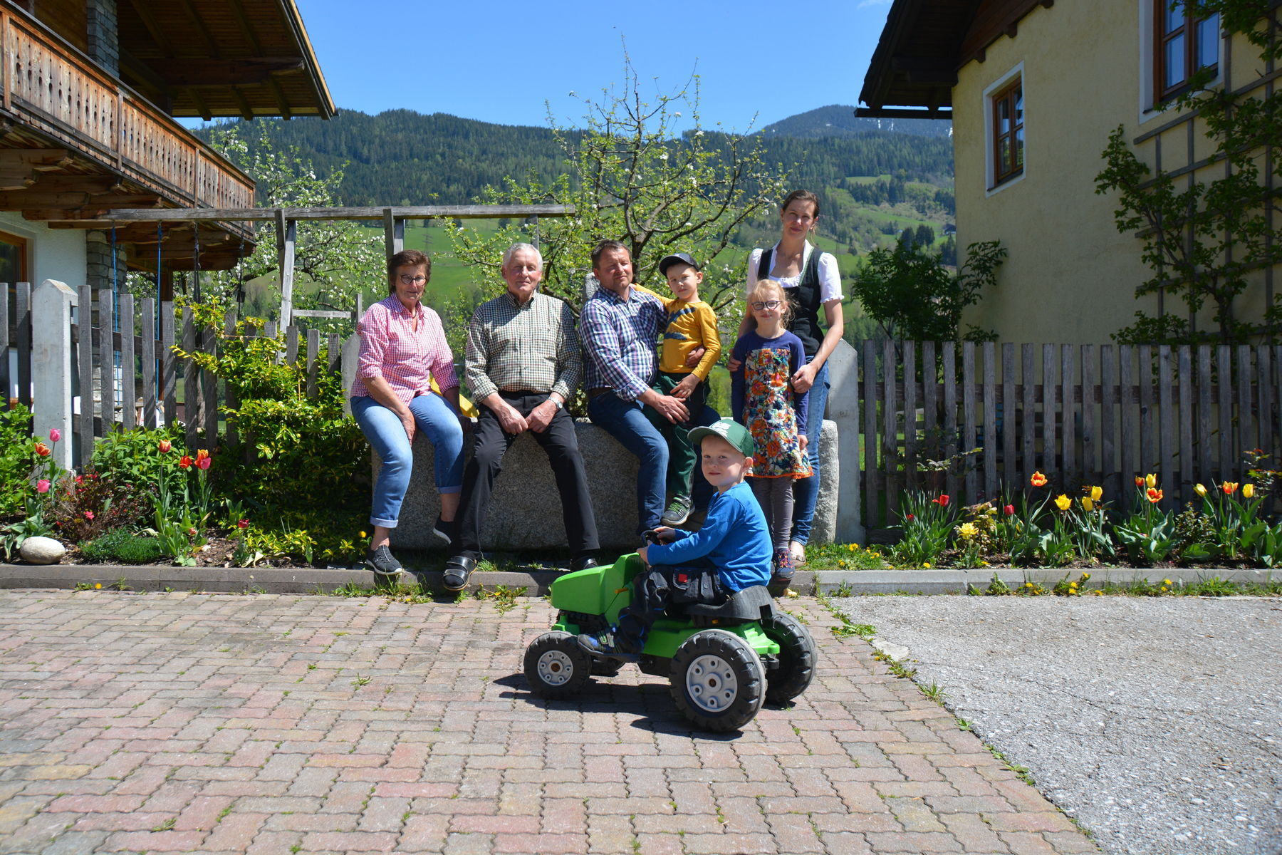Familie Oberkofler freut sich schon wieder sehr auf den Sommer auf der Alm. © Kirfel