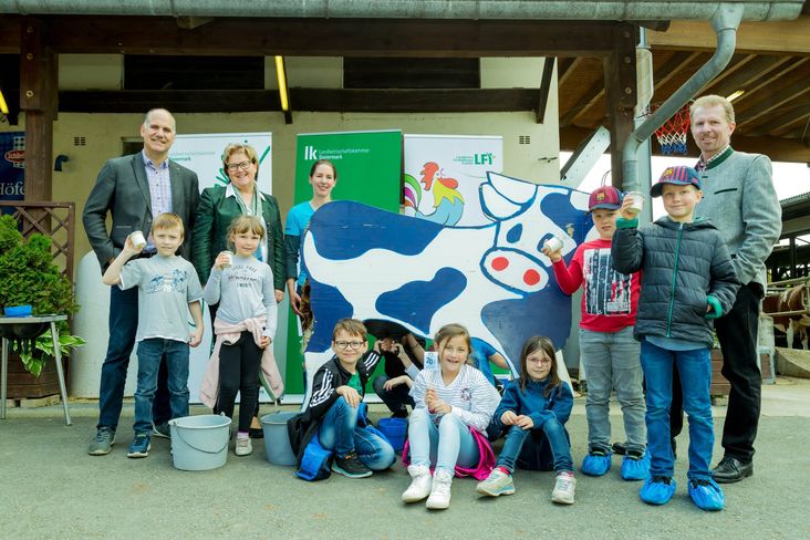 20 Jahre Schule am Bauernhof in der Steiermark. Am Seppbauer-Hof in Wettmannstätten machte die Landwirtschaftskammer auf diese wertvolle Initiative aufmerksam: Schüler shakten Butter und waren mit den Rindern auf Du und Du. Im Bild mit Christian Polz, links (Kammerobmann Deutschlandsberg), Landesbäuerin Auguste Maier (2.v.l.), Maria Haring (3.v.l., Bäuerin vom Seppbauer-Hof und zertifizierte Schule am Bauernhof-Bäuerin) und Franz Greinix (1.v.r., Vorsitzender des Ländlichen Fortbildungsinstituts Steiermark) © INBILD/Anna Pailer