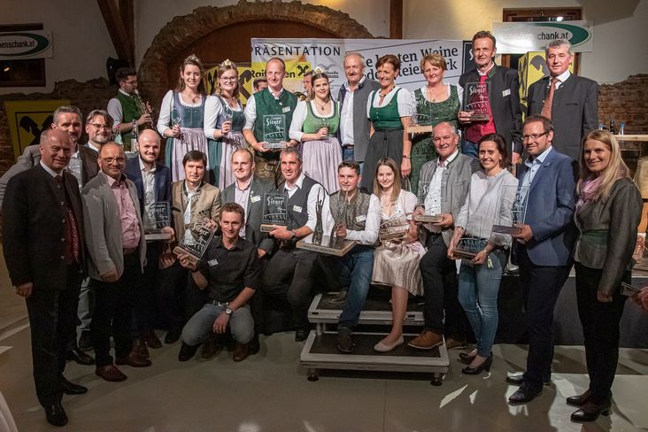 Erste Reihe v.l.n.r.: Landesrat Johann Seitinger, LAbg Anton Gangl, Landesweinsieger Robert Platzer, Weingut Domittner (zwei Personen), Rudolf Schuster, Weingut Engel (knieend), David, Cornelia und Rupert Ulrich, Doppellandessieger Petra und Walter Frauwallner, Elisabeth Grossmann
2 Reihe v.l.n.r.: Weinhoheiten, Weinhof Radl, Weinkönigin, Bürgermeister, Vizepräsidentin Maria Pein, Karin Ulrich, Weingut Gollmann, Weinbaudirektor Werner Luttenberger
Weingut des Jahres: Rupert und Karin Ulrich mit den Kindern Cornelia und David. © Foto Kuchl Erste Reihe v.l.n.r.: Landesrat Johann Seitinger, LAbg Anton Gangl, Landesweinsieger Robert Platzer, Weingut Domittner (zwei Personen), Rudolf Schuster, Weingut Engel (knieend), David, Cornelia und Rupert Ulrich, Doppellandessieger Petra und Walter Frauwallner, Elisabeth Grossmann
2 Reihe v.l.n.r.: Weinhoheiten, Weinhof Radl, Weinkönigin, Bürgermeister, Vizepräsidentin Maria Pein, Karin Ulrich, Weingut Gollmann, Weinbaudirektor Werner Luttenberger
Weingut des Jahres: Rupert und Karin Ulrich mit den Kindern Cornelia und David. © Foto Kuchl