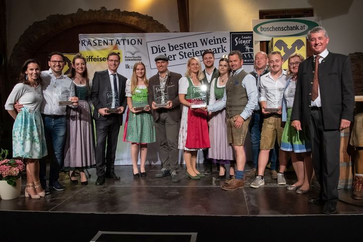 Die südsteirischen Landessieger v.l.n.r.: Heidi und Stefan Potzinger, Weinprinzessin Maria, Ing. Peter Stelzl (Erzherzog Johann Weine), Markus Skoff mit Tochter, Liane Adam-Lieleg, Sohn Florian, Weinkönigin Katja und Manfred Adam-Lieleg, Josef, David und Cornelia MARKO mit Weinbaudirektor Werner Luttenberger © Foto Kuchl