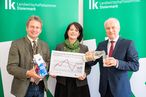 Die Brucker Milchbäuerin Elisabeth Hörmann mit Präsident Franz Titschenbacher (l) und Landesrat Johann Seitinger (r ): "Unsere Milchbauern setzen auf Tierwohl und hochwertige Produktqualität. Das muss über den Produktpreis honoriert werden." © LK-Danner Die Brucker Milchbäuerin Elisabeth Hörmann mit Präsident Franz Titschenbacher (l) und Landesrat Johann Seitinger (r ): "Unsere Milchbauern setzen auf Tierwohl und hochwertige Produktqualität. Das muss über den Produktpreis honoriert werden." © LK-Danner