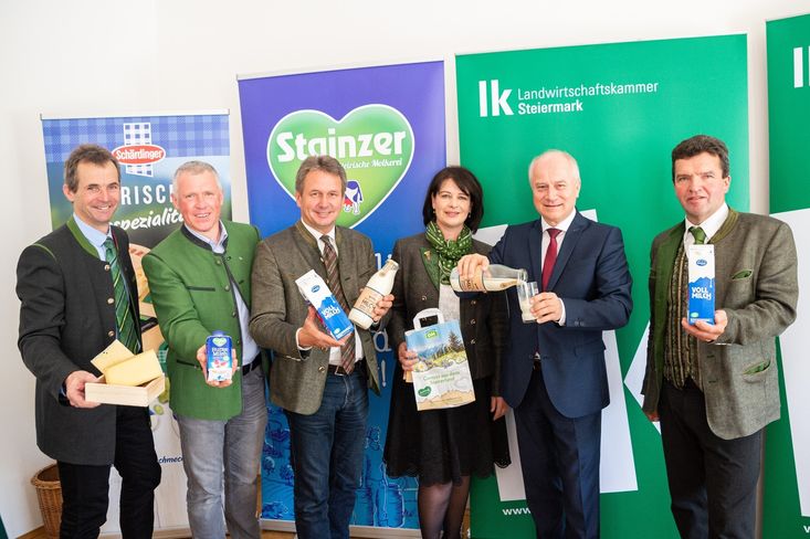 Die steirische Breite der Milchwirtschaft: Jakob Karner (Obmann Obersteirische Molkerei), Hans Loibner (Vorstand Berglandmilch und Obmann Steirermilch), Präsident Franz Titschenbacher, Milchbäuerin Elisabeth Hörmann, Landesrat Johann Seitinger, Hermann Schachner (Obmann Landgenossenschaft Ennstal) v.l.n.r. © LK-Danner