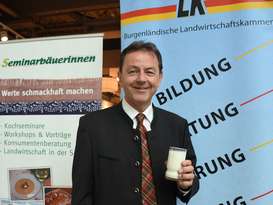 Präsident Berlakovich betont die Wichtigkeit von regionaler Milch anlässlich des Weltmilchtages. © Hettlinger/Bgld. Landwirtschaftskammer