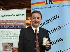 Präsident Berlakovich betont die Wichtigkeit von regionaler Milch anlässlich des Weltmilchtages. © Hettlinger/Bgld. Landwirtschaftskammer Präsident Berlakovich betont die Wichtigkeit von regionaler Milch anlässlich des Weltmilchtages. © Hettlinger/Bgld. Landwirtschaftskammer