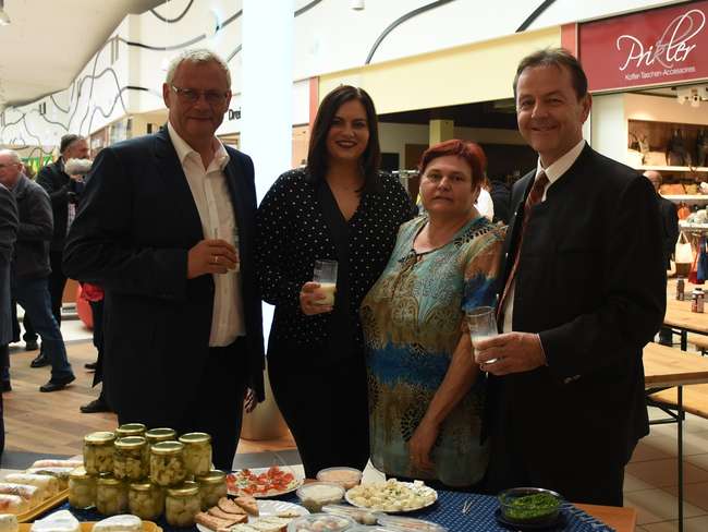 Maria Grötschl aus Lackendorf stellt ihre Produkte aus der Direktvermarkt vor. v.l.n.r.:Bgm. Mag. Thomas Steiner, LRin Mag. Astrid Eisenkopf, Maria Grötschl, Präsident DI Nikolaus Berlakovich © Hettlinger/Bgld. Landwirtschaftskammer