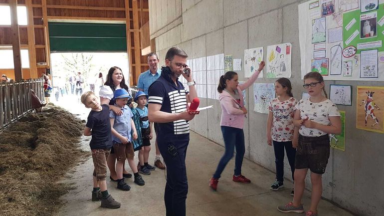 Am Weltmilchtag sendete "Radio Kärnten" vom Milchviehbetrieb Schönhart in St. Margarethen im Lavanttal. © LK Kärnten/Friederike Parz Am Weltmilchtag sendete "Radio Kärnten" vom Milchviehbetrieb Schönhart in St. Margarethen im Lavanttal. © LK Kärnten/Friederike Parz