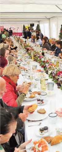 Die längste Frühstückstafel Kärntens begeisterte die Gäste. © Gerhard Kampitsch