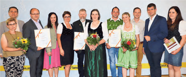 Preisträgerfoto des 1. Kärntner Nutztierschutzpreises mit Gratulanten (von links): Birgit Knaus, Hans Kreschischnig, Helmut Petschar, Astrid Brunner, LHstv. Beate Prettner, August Widrich, Heidi Lippitz, Thomas Hollauf, Sabrina Ganzi, Hanno Erian, Landesrat Martin Gruber, Daniela Mattl. © Land Kärnten/Büro LR Gruber