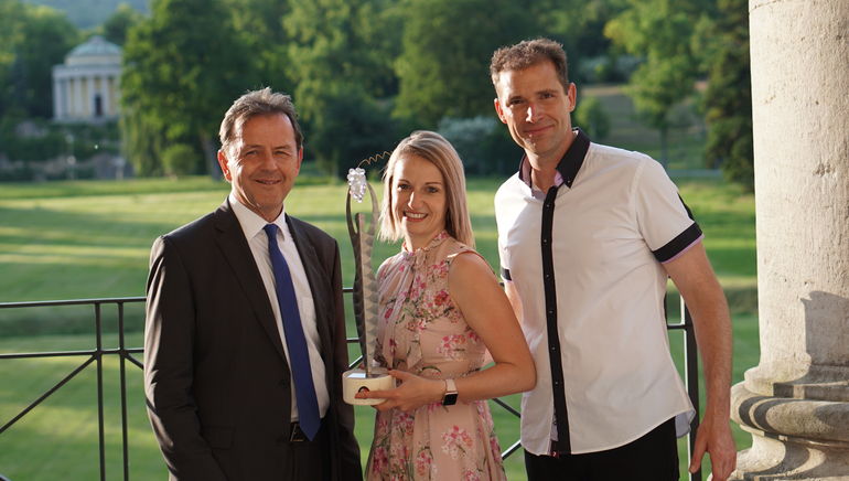 Präsident Nikolaus Berlakovich gratuliert dem Weingut des Jahres 2019, Weingut Scheiblhofer © Magdalena Kaiser/LK Burgenland