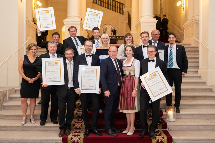 Die burgenländischen SALON-Sieger und Auserwählten mit VertreterInnen aus der Weinbranche © ÖWM/Anna Stöcher