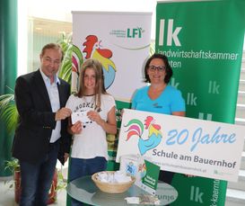 Glücksengerl Christin Koch (Mitte) zog mit LK-Präsident ÖR Ing. Johann Mößler und der Projektbeauftragten Ing. Petra Markolin den Gewinner. © LK Kärnten/Alfred Vorwalder