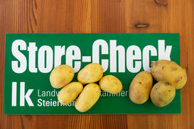 Store-Check der Landwirtschaftskammer deckt auf: Ausländische Spätkartoffeln wurden den Konsumenten als Heurige verkauft. Unser Bild zeigt links die dünnschaligen, hellen und feinschmeckenden heimischen Heurigen. Rechts im Bild die festschaligen ausländischen Spätkartoffeln, die als Heurige verkauft wurden. © Alexander Danner Store-Check der Landwirtschaftskammer deckt auf: Ausländische Spätkartoffeln wurden den Konsumenten als Heurige verkauft. Unser Bild zeigt links die dünnschaligen, hellen und feinschmeckenden heimischen Heurigen. Rechts im Bild die festschaligen ausländischen Spätkartoffeln, die als Heurige verkauft wurden. © Alexander Danner