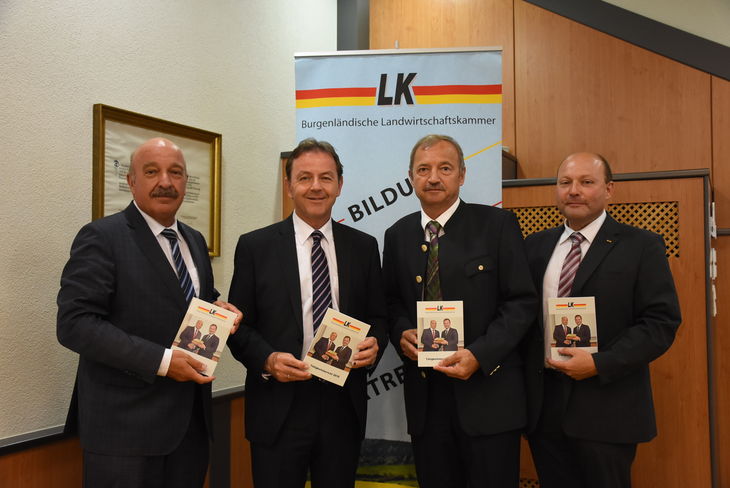 Wurde in der Vollversammlung präsentiert und einstimmig beschlossen - Tätigkeitsbericht 2018 v.l.n.r.: Kammerdirektor Prof. DI Otto Prieler, Präsident NR DI Nikolaus Berlakovich, Vizepräsident Ing. Werner Falb-Meixner, Kammerdirektorstellvertreter DI Franz Vuk © Kaiser/Bgld. LK Wurde in der Vollversammlung präsentiert und einstimmig beschlossen - Tätigkeitsbericht 2018 v.l.n.r.: Kammerdirektor Prof. DI Otto Prieler, Präsident NR DI Nikolaus Berlakovich, Vizepräsident Ing. Werner Falb-Meixner, Kammerdirektorstellvertreter DI Franz Vuk © Kaiser/Bgld. LK