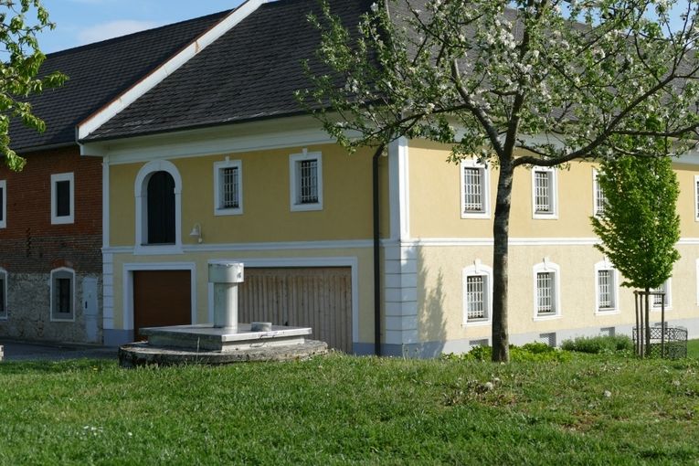 Der betonierte Wasserspeicher liegt im Garten des Hofes. © LK OÖ/Zaussinger