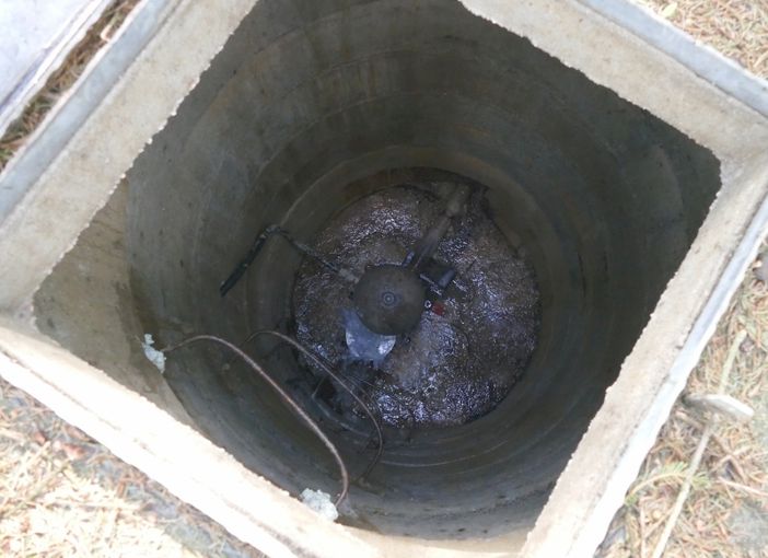 Der Hydraulische Widder befindet sich in einem zwei Meter tiefen Schacht. © LK OÖ/Zaussinger