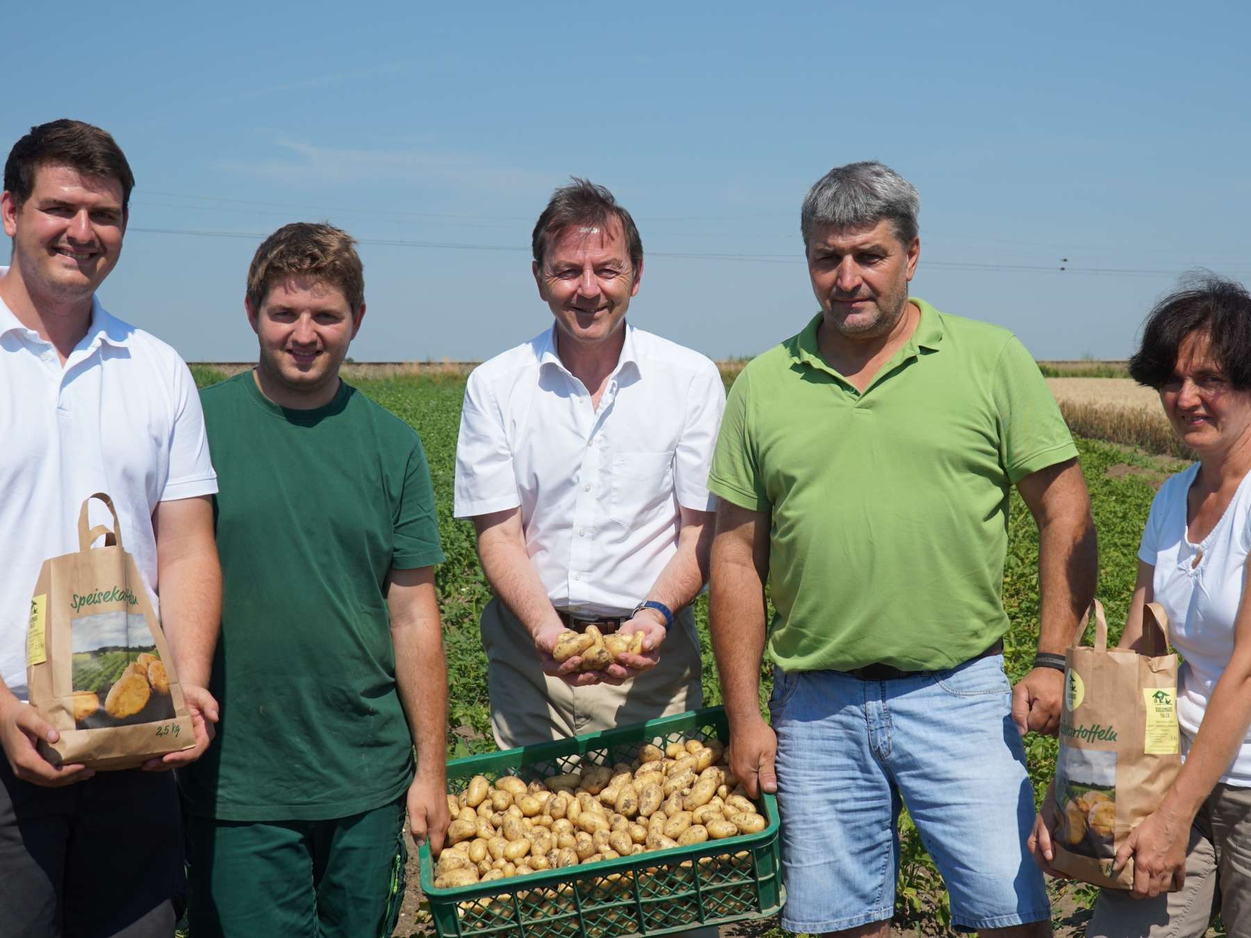 Familie Tobler aus Mattersburg und Nikolaus Berlakovich, Präsident der Landwirtschaftskammer, mit den ersten Frühkartoffeln. © Magdalena Kaiser/LK Burgenland