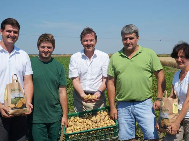 Familie Tobler aus Mattersburg und Nikolaus Berlakovich, Präsident der Landwirtschaftskammer, mit den ersten Frühkartoffeln. © Magdalena Kaiser/LK Burgenland Familie Tobler aus Mattersburg und Nikolaus Berlakovich, Präsident der Landwirtschaftskammer, mit den ersten Frühkartoffeln. © Magdalena Kaiser/LK Burgenland