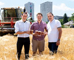 v.li.n.re: Tobias Frank, 1. Braumeister/Geschäftsführer der Ottakringer Brauerei, Landwirt Josef Neumayr sowie LWK Wien Präsident Franz Windisch © Ottakringer Brauerei/ALBA Communications v.li.n.re: Tobias Frank, 1. Braumeister/Geschäftsführer der Ottakringer Brauerei, Landwirt Josef Neumayr sowie LWK Wien Präsident Franz Windisch © Ottakringer Brauerei/ALBA Communications