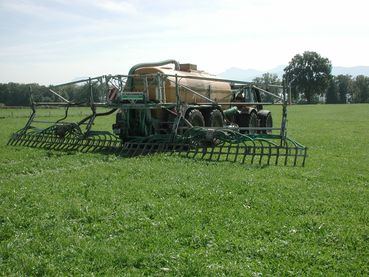 Für Grünland und Feldfutter wird vorrangig die Schleppschuhtechnik empfohlen (Futterverschmutzung, längerer Ausbringungszeitraum - Arbeitsspitzen) © LK OÖ/DI Franz Xaver Hölzl