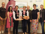 Die Gesamtsieger der Schlachtspezialitäten Helmut und Ingrid Puntschart aus Maria Saal (Bildmitte) mit Verkostungsleiter Gernot Spendier, LK-Vizepräsidentin Astrid Brunner, ÖR Anton Heritzer, Ing. Michaela Burgstaller und Gerhard Paulitsch. © DV-Verband/Kampitsch Die Gesamtsieger der Schlachtspezialitäten Helmut und Ingrid Puntschart aus Maria Saal (Bildmitte) mit Verkostungsleiter Gernot Spendier, LK-Vizepräsidentin Astrid Brunner, ÖR Anton Heritzer, Ing. Michaela Burgstaller und Gerhard Paulitsch. © DV-Verband/Kampitsch