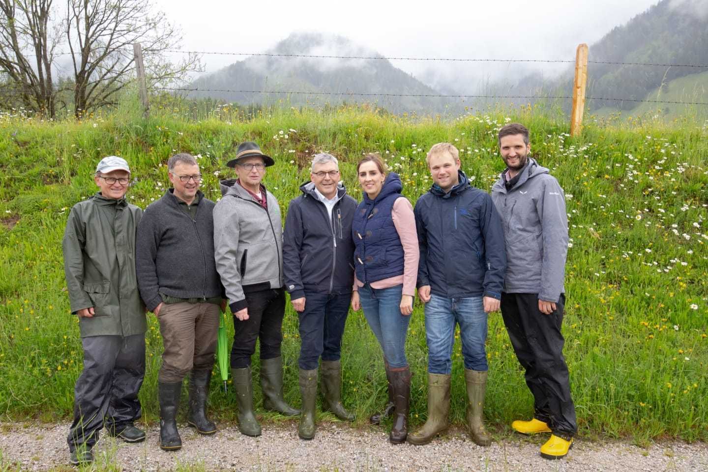 Bei der Grünlandbegehung: Ernst Mosshammer, Landwirt; Ernst Lottermoser, LK Salzburg; Markus Danner, Bio Austria; Sepp Schweiger, Landesrat; Maria Hutter, Landesrätin; Sebastian Herzog, Bio Austria; Matthias Greisberger, LK Salzburg © Archiv