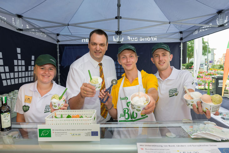 Andreas Cretnik (2.v.l.) mit Team mit dem neuen Bio-Holunder-, Bio-Paradeiser- und Bio-Kürbiskernöleis. © LK-Kristoferitsch