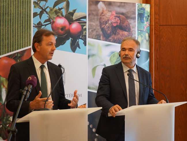 Landwirtschaftskammerpräsident Nikolaus Berlakovich, Landwirtschaftsminister Nagy Istvan (U) © Kaiser/LK Burgenland Landwirtschaftskammerpräsident Nikolaus Berlakovich, Landwirtschaftsminister Nagy Istvan (U) © Kaiser/LK Burgenland