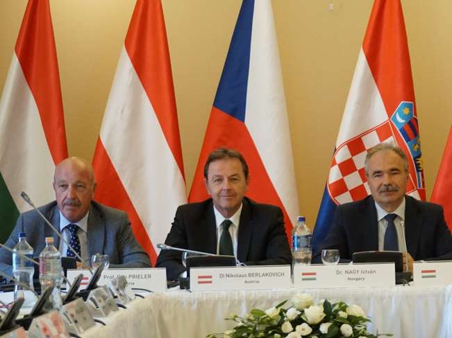 Kammerdirektor Prof. DI Otto Prieler, Landwirtschaftskammerpräsident Nikolaus Berlakovich, Landwirtschaftsminister Nagy Istvan (U) © Kaiser/LK Burgenland Kammerdirektor Prof. DI Otto Prieler, Landwirtschaftskammerpräsident Nikolaus Berlakovich, Landwirtschaftsminister Nagy Istvan (U) © Kaiser/LK Burgenland