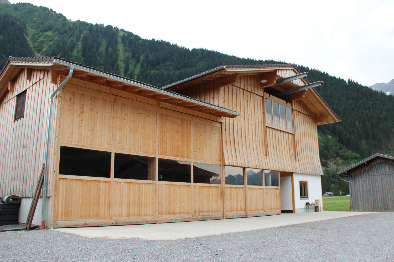 Fast komplett in Eigenleistung gebaut: Der neue Stall ist von Außen und Innen ein wahres Schmuckstück. © LK Tirol