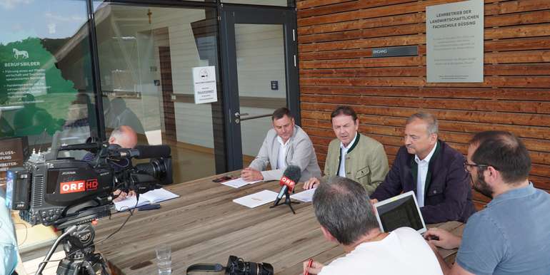 Gesprächspartner bei dem Erntegespräch: DI Nikolaus Berlakovich, Präsident der Burgenländischen Landwirtschaftskammer,
Ing. Werner Falb-Meixner, Vizepräsident der Burgenländischen Landwirtschaftskammer und
KR Ök.-Rat Johann Weber, Obmann Raiffeisen-Lagerhaus Südburgenland © Magdalena Kaiser/LK Burgenland Gesprächspartner bei dem Erntegespräch: DI Nikolaus Berlakovich, Präsident der Burgenländischen Landwirtschaftskammer,
Ing. Werner Falb-Meixner, Vizepräsident der Burgenländischen Landwirtschaftskammer und
KR Ök.-Rat Johann Weber, Obmann Raiffeisen-Lagerhaus Südburgenland © Magdalena Kaiser/LK Burgenland
