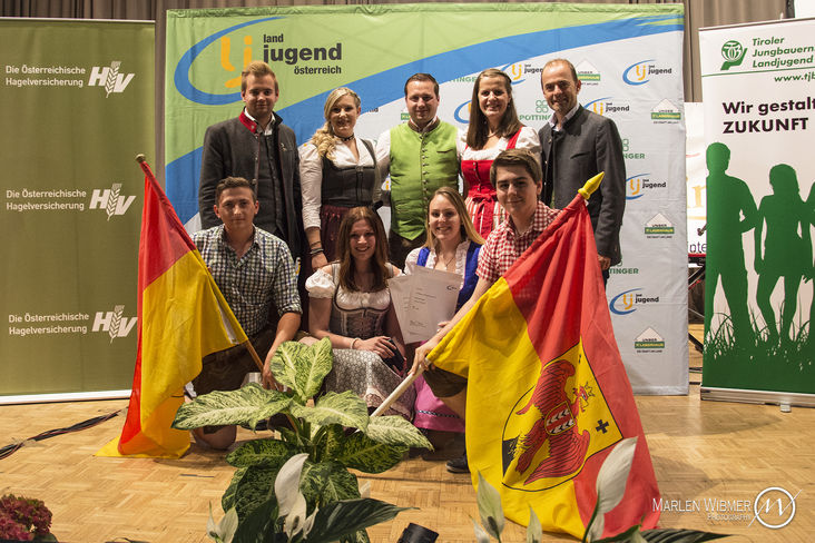 Das burgenländische 4er-Cup Team v.l.n.r. Alexander Losert, Sabrina Kaipel, Miriam Wappel, Benjamin Posch mit der Landesleitung der Tiroler Landjugend/Jungbauernschaft Domink Traxl und Stephanie Hörfarter, der Bundesleitung der Landjugend Österreich Helene Binder und Martin Kubli und den Präsidenten der Landwirtschaftskammer Tirol Josef Hechenberger © Marlen Wibmer