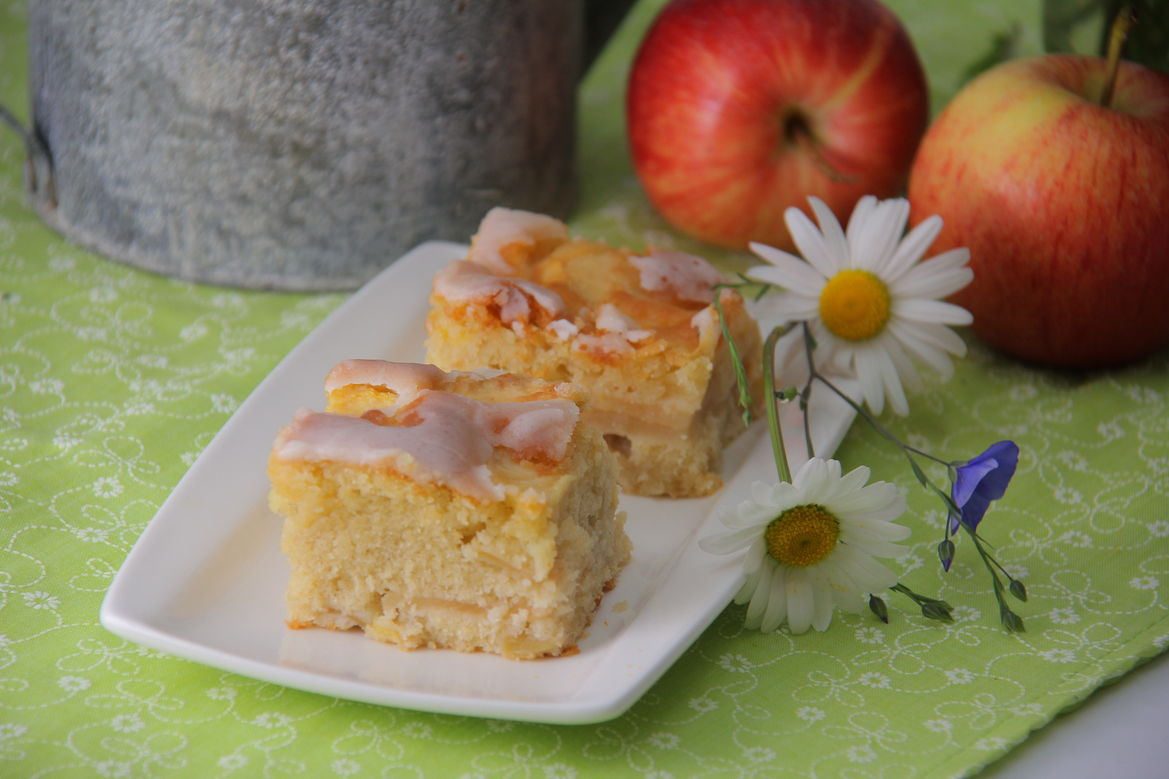 Saftiger Apfel Zimtkuchen Mit Zuckerguss Zum Landwirt Rezept