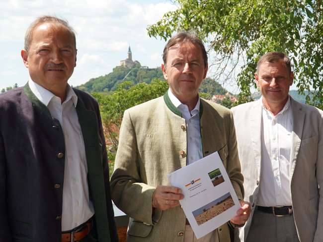 Vizepräsident Ing. Werner Falb-Meixner, NR DI Nikolaus Berlakovich, Präsident der Burgenländischen Landwirtschaftskammer und KR Ök.-Rat Johann Weber, Obmann Raiffeisen-Lagerhaus Südburgenland © Kaiser/Bgld. LK