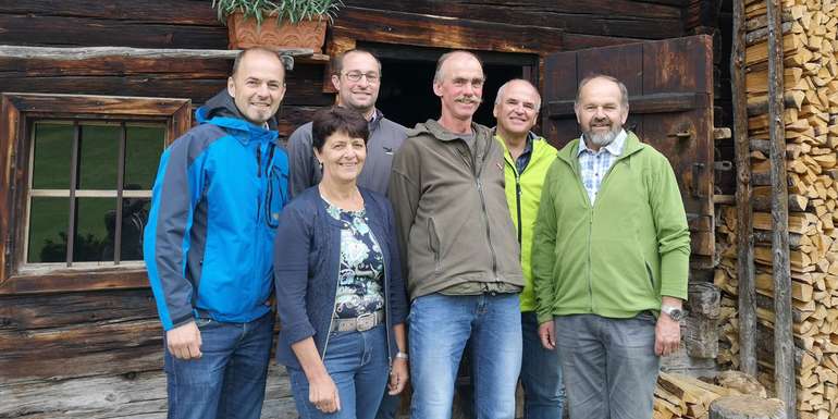 LK-Präsident Josef Hechenberger, LK-Vizepräsidentin Helga Brunschmid, Wirtschaftsberater Jakob Bergmann, Johann Troppmair, Bezirksstellenleiter Hans Bachler und Bezirksobmann Josef Heim. © LK Tirol