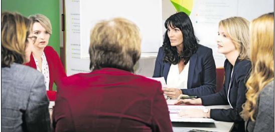 Bäuerinnen zeigen Profil: der ZAM-Lehrgang verringert durch gezielte Weiterbildung das Ungleichgewicht zwischen Männern und Frauen in der Interessenvertretung. © ZAM Bäuerinnen zeigen Profil: der ZAM-Lehrgang verringert durch gezielte Weiterbildung das Ungleichgewicht zwischen Männern und Frauen in der Interessenvertretung. © ZAM