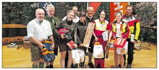 Die vier Teilnehmerinnen der Damenwertung: Caroline Weinberger (2), Stephanie Zarfl (1), Katharina
Schaar (4) und Irina Kaschnig (3). Mit Gratulanten Johann Zöscher, Günter Sonnleitner, Johann
Mößler, Bgm. Karl Lessiak und Johannes Kröpfl. © Oberrauner