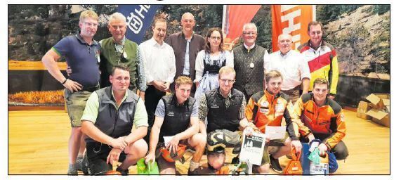 Die Top 5 der Profiwertung: Wolfram Pilgram-Huber (4), Jürgen Erlacher (2), Daniel Oberrauner (1),
Michael Ramsbacher (3) und Mathias Morgenstern (5). Mit Gratulanten KR Markus Prieß, Günter
Sonnleitner, Johann Mößler, KR Werner Mattersdorfer, GR Sonja Pertl, Bgm. Karl Lessiak, Johann
Zöscher und Johannes Kröpfl. © Oberrauner Die Top 5 der Profiwertung: Wolfram Pilgram-Huber (4), Jürgen Erlacher (2), Daniel Oberrauner (1),
Michael Ramsbacher (3) und Mathias Morgenstern (5). Mit Gratulanten KR Markus Prieß, Günter
Sonnleitner, Johann Mößler, KR Werner Mattersdorfer, GR Sonja Pertl, Bgm. Karl Lessiak, Johann
Zöscher und Johannes Kröpfl. © Oberrauner