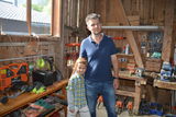 Gebhard und sein Sohn Tobias sind zusammen in der Werkstatt tätig. © Kirfel