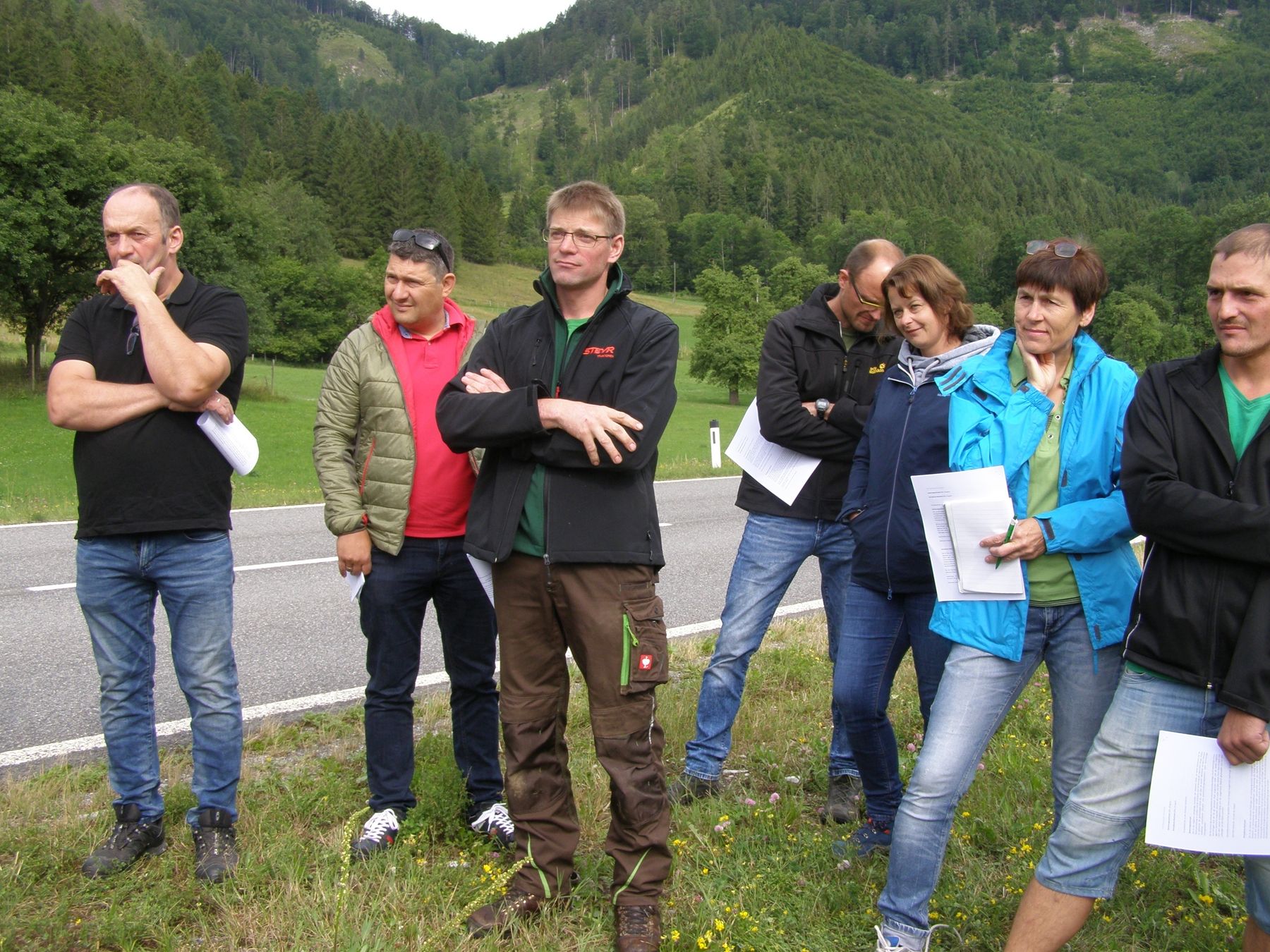Das Arbeitskreismitglied BANKLER Josef (3. von links) möchte seine Grünlandbestände auf die klimatischen Veränderungen vorbereiten. © BRP OÖ
