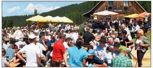 Hunderte Besucher bei der St. Martiner Hütte freuten sich über strahlendes Wetter und köstliche Verpflegung. © Robert Jung Hunderte Besucher bei der St. Martiner Hütte freuten sich über strahlendes Wetter und köstliche Verpflegung. © Robert Jung