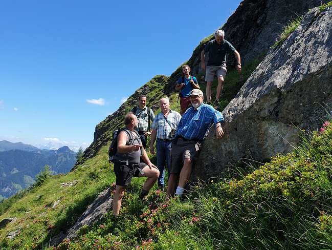 Almbegehung mit dem Naturschutzbund: Silvester Gfrerer hat zu einem Lokalaugenschein auf die Tofernalm geladen. Dass sich hier keine wolfdichten Zäune aufstellen lassen, darüber war man sich schnell einig. © Archiv Almbegehung mit dem Naturschutzbund: Silvester Gfrerer hat zu einem Lokalaugenschein auf die Tofernalm geladen. Dass sich hier keine wolfdichten Zäune aufstellen lassen, darüber war man sich schnell einig. © Archiv