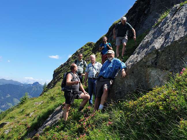 Almbegehung mit dem Naturschutzbund: Silvester Gfrerer hat zu einem Lokalaugenschein auf die Tofernalm geladen. Dass sich hier keine wolfdichten Zäune aufstellen lassen, darüber war man sich schnell einig. © Archiv