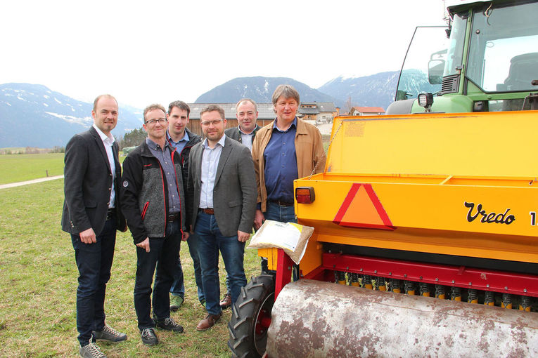 Über das Jahr verteilt wurden verschiedene Pressetermine organisiert. So auch zum Beispiel eine Vor-Ort-Termin über das Thema Maikäferbekämpfung mittels Pilzgerste. © LK Tirol