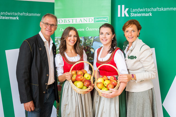 Vizepräsidentin Maria Pein (r.) und Obstbauernobmann Rupert Gsöls (l.) präsentierten die neuen Apfelhoheiten. © Alexander Danner