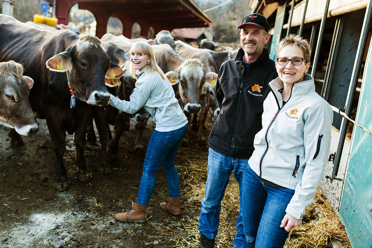 Lisa, Reinhard und Helga Sauer mit ihren Braunviehkühen. © Vallant