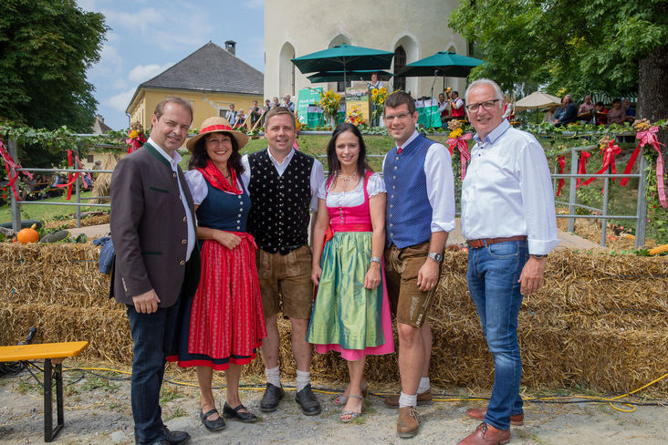 Festtagsstimmung: Präsident Johann Mößler, Journalistin Elke Fertschey, Obmann Josef Fradler, Vizepräsidentin Landesbäuerin Astrid Brunner, Landesrat Martin Gruber, Landtagspräsident Reinhart Rohr. © Dieter Kulmer Photography