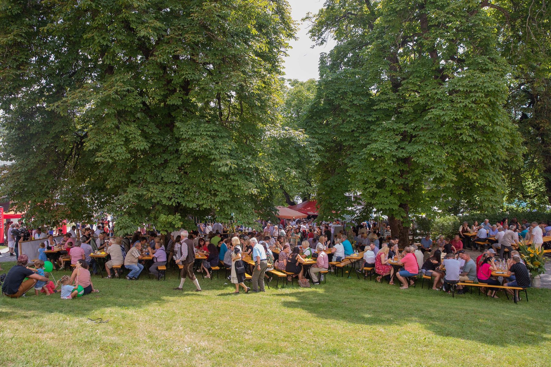 Die vielen Besucher genossen das Fest im Grünen. © Dieter Kulmer Photography