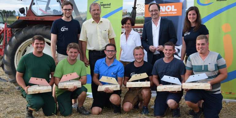 Die erfolgreichen Pflüger gemeinsam mit der Landesleitung und den Ehrengästen bei der Siegerehrung © Landjugend Burgenland Die erfolgreichen Pflüger gemeinsam mit der Landesleitung und den Ehrengästen bei der Siegerehrung © Landjugend Burgenland