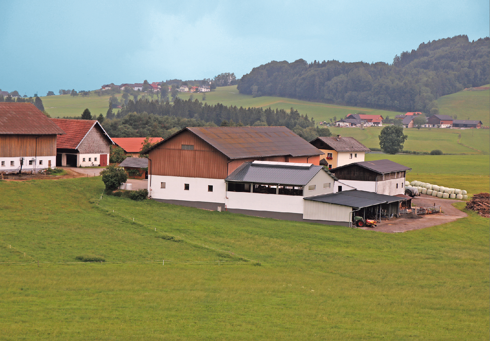 Die Stallgebäude sind in Stufenbauweise aneinandergereiht. © Kronreif